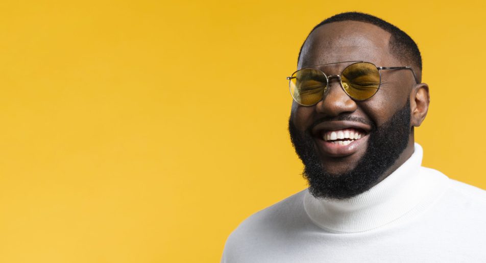 copy-space-smiley-man-with-sunglasses copy-space-smiley-man-with-sunglasses